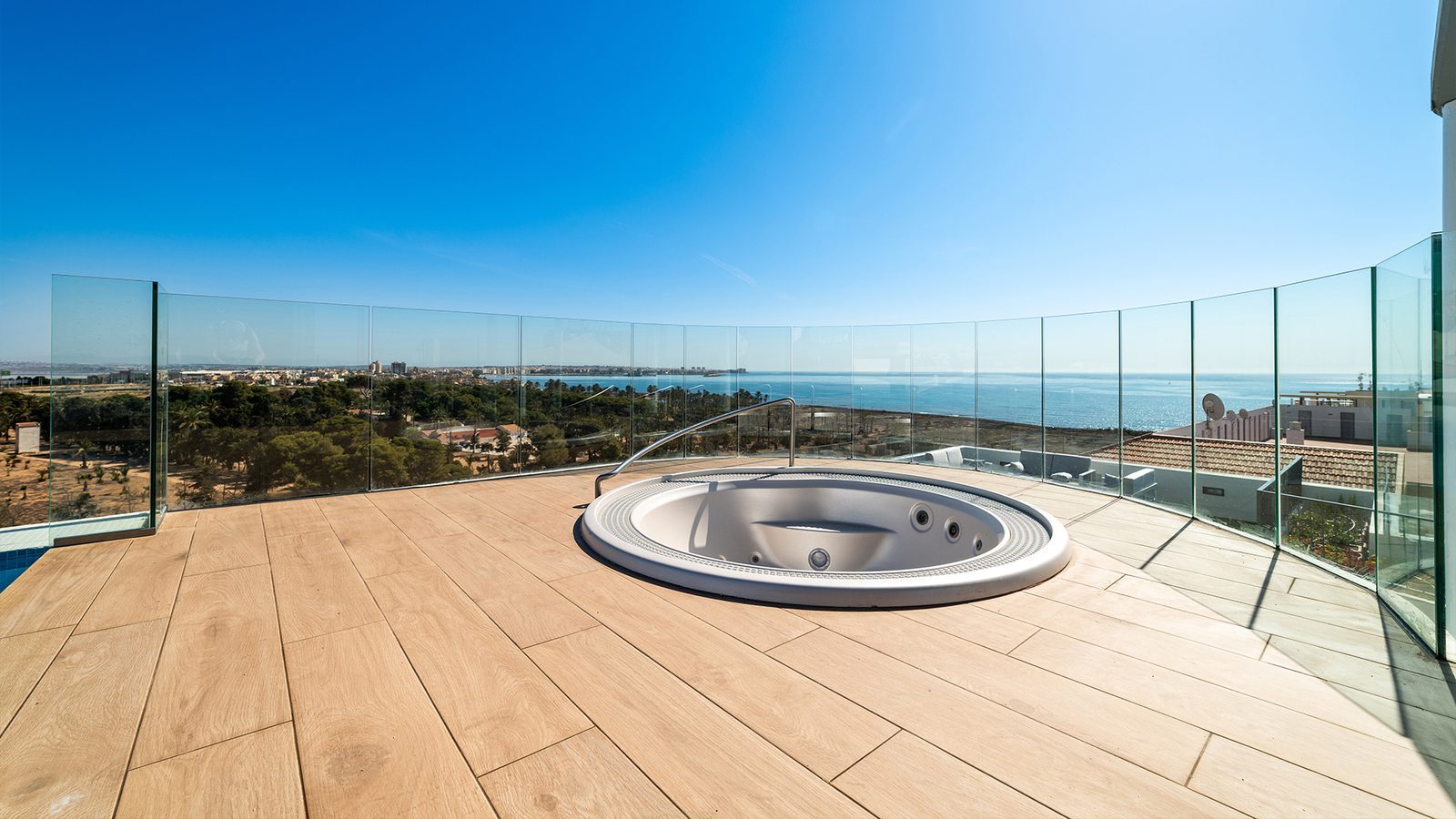 Rooftop terrace with hot tub and panoramic sea views of a 3-bedroom apartment in Torrevieja - The Estates