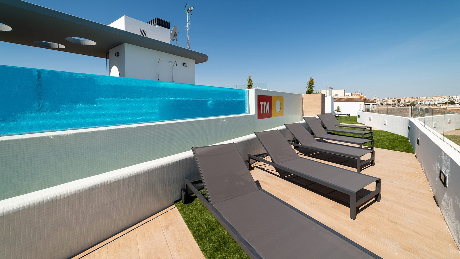 Rooftop pool and sun loungers of a 3-bedroom apartment in Torrevieja