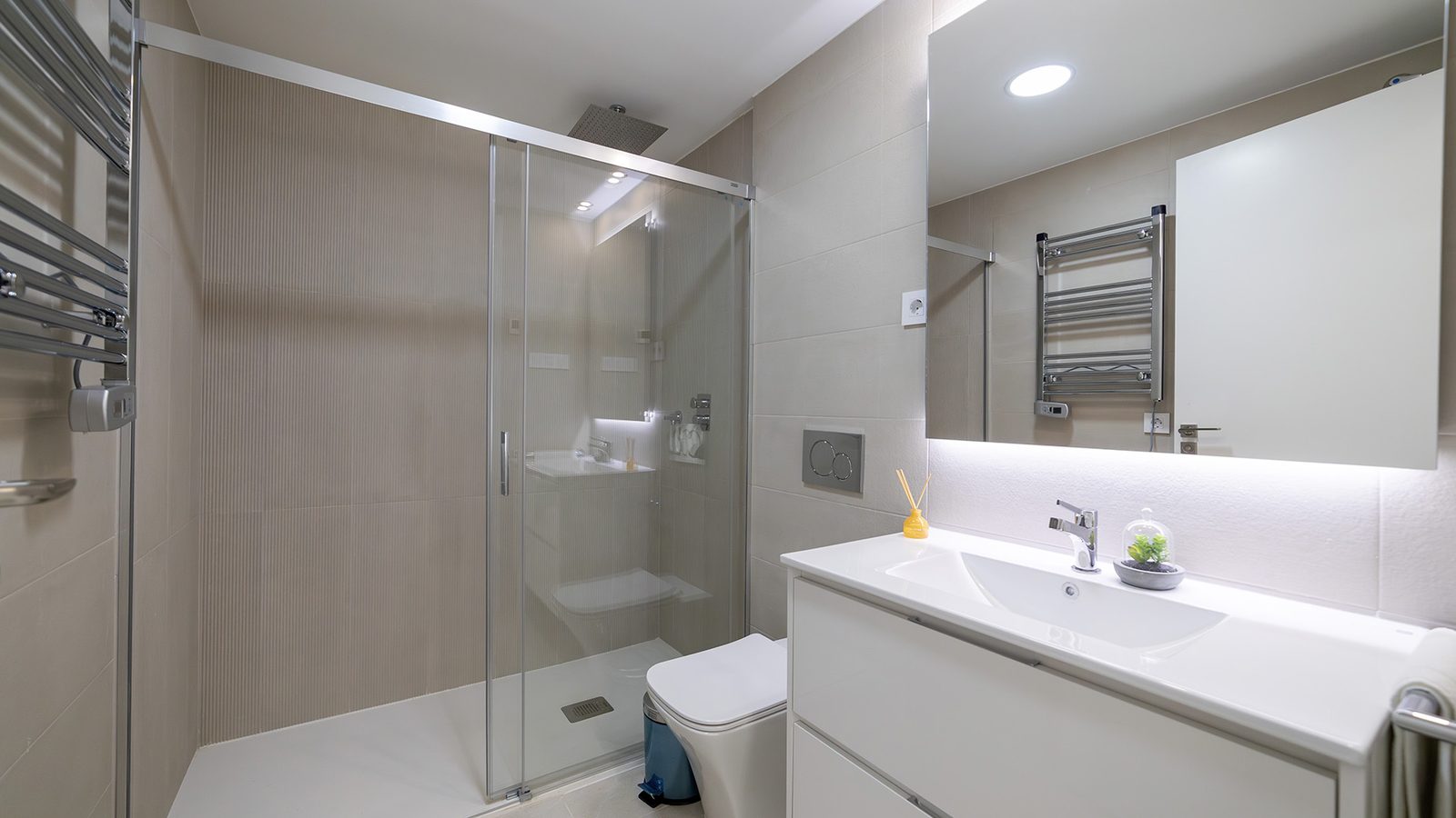 Modern bathroom with walk-in shower, vanity and heated towel rails of a 3-bedroom apartment in Torrevieja - The Estates