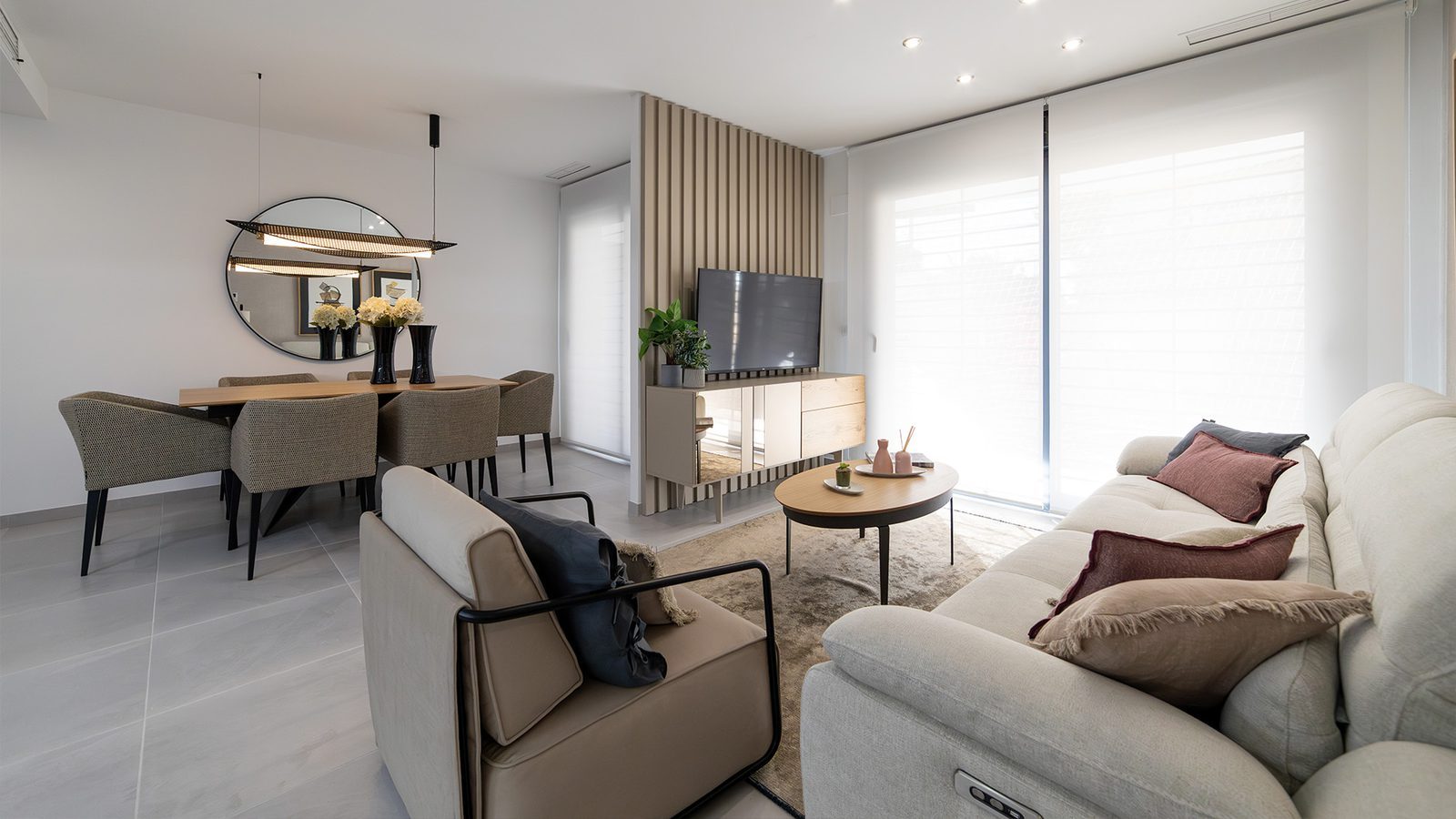 Modern open-plan living and dining room of a 3-bedroom apartment in Tor