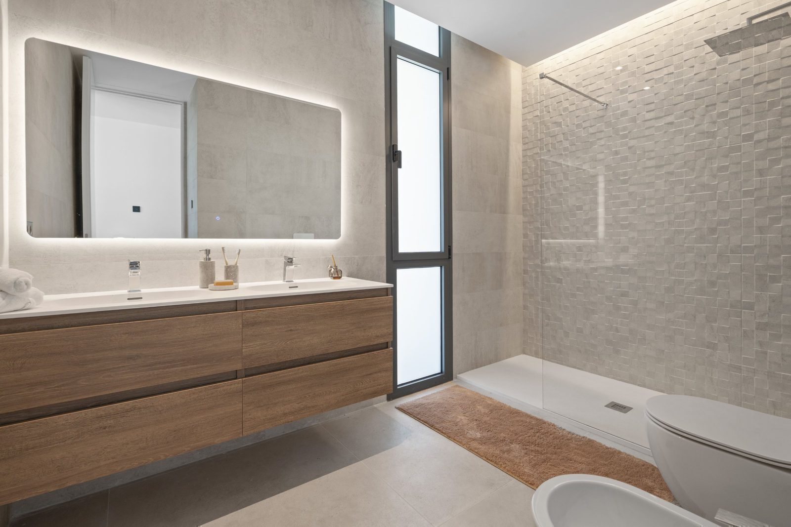 A modern bathroom with a double vanity in a 4-bedroom villa in Benidorm - The Estates