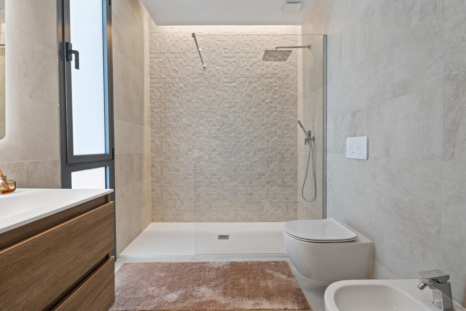 Modern bathroom with walk-in shower in a 4-bedroom villa in Benidorm - The Estates