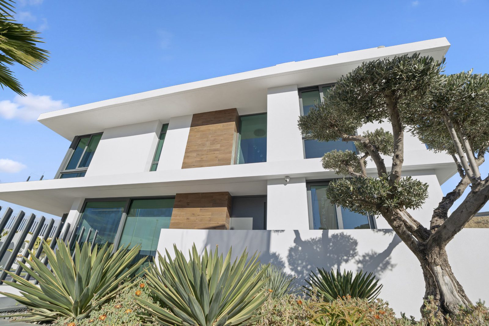 Modern exterior of a 4-bedroom villa in Benidorm with sea and city views - The Estates