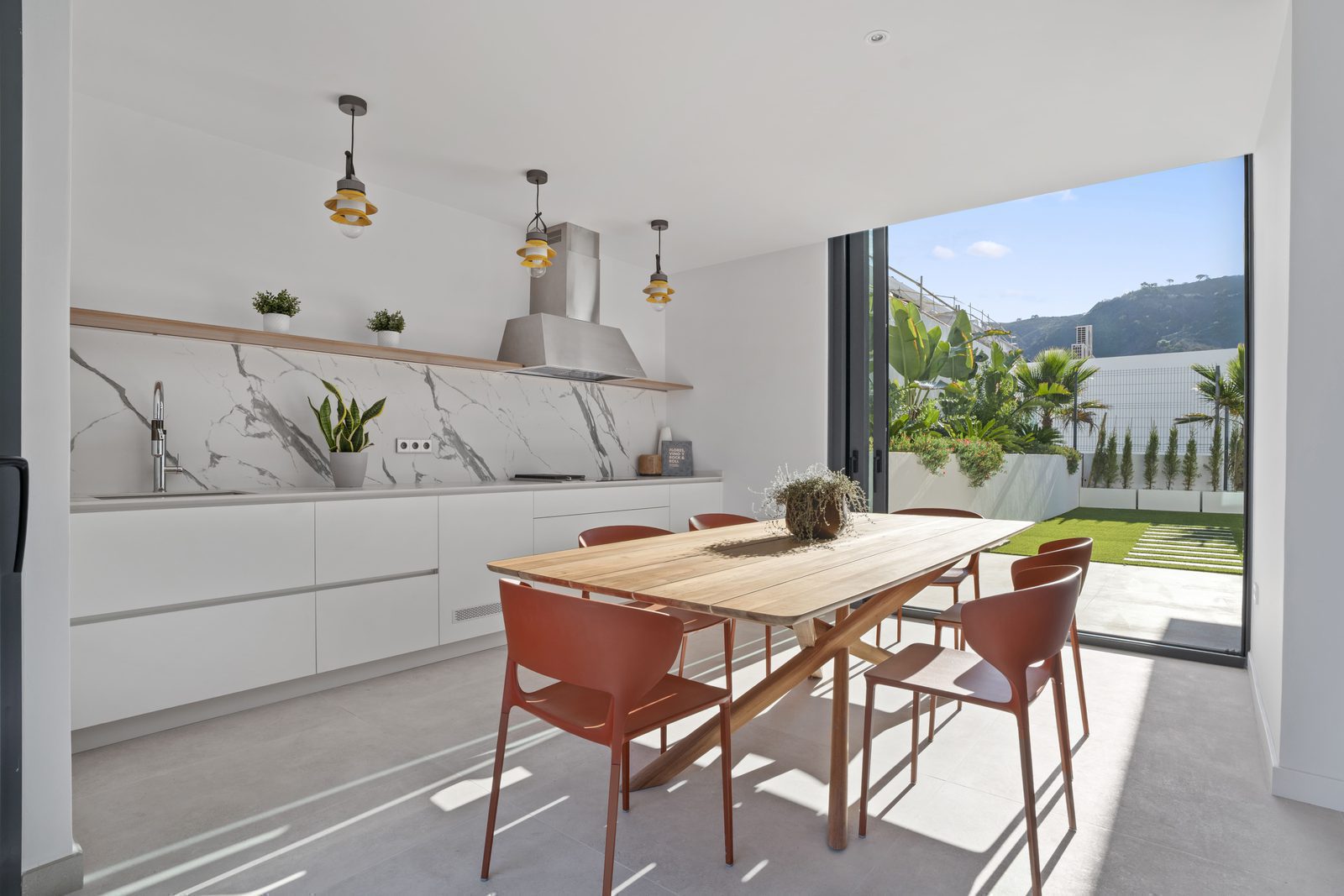 Modern kitchen and dining area with outdoor views of a 4-bedroom villa in Benidorm - The Estates
