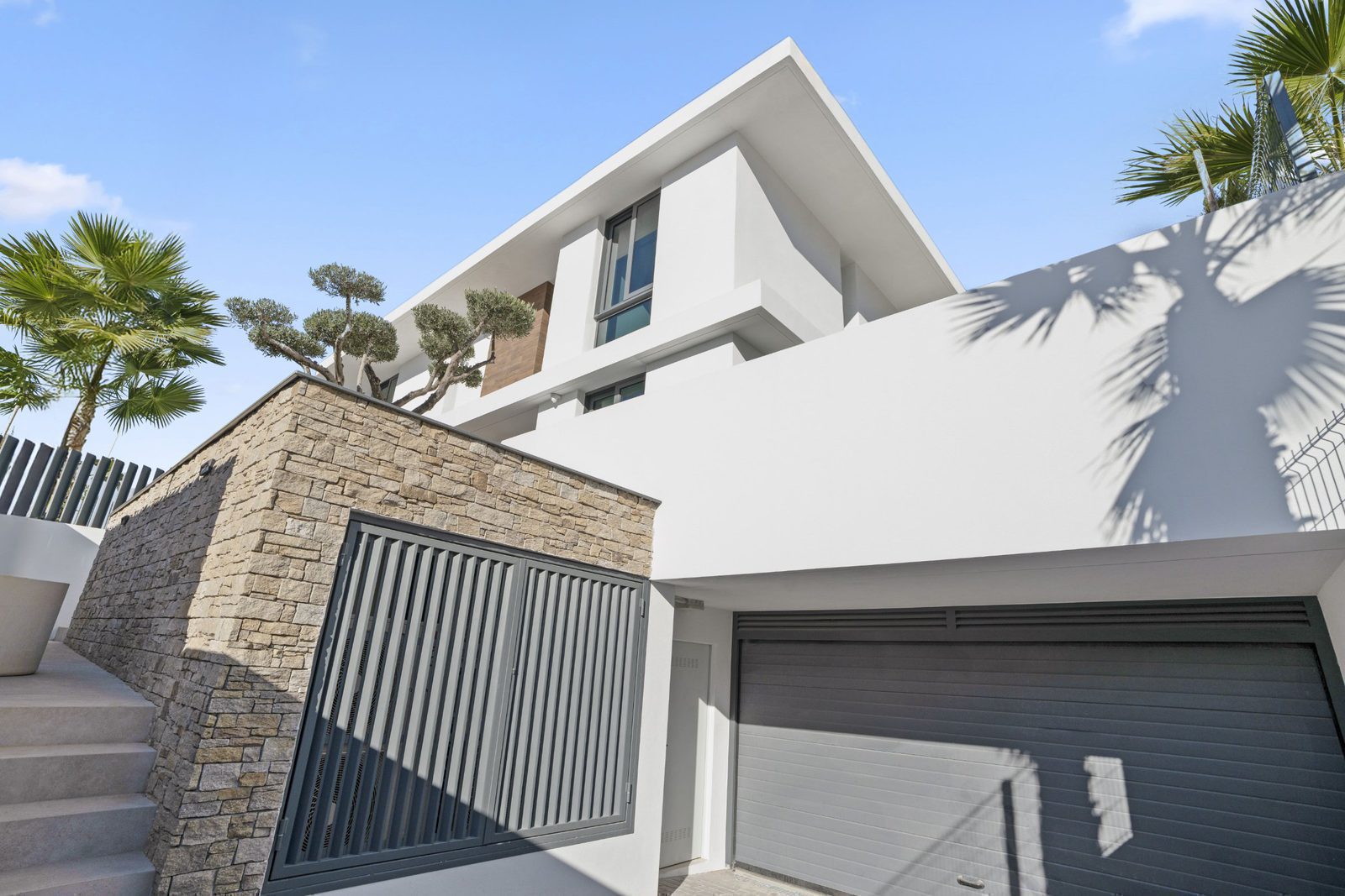 Modern exterior of a 4-bedroom villa in Benidorm, Rincon Alta, with sea and city views - The Estates