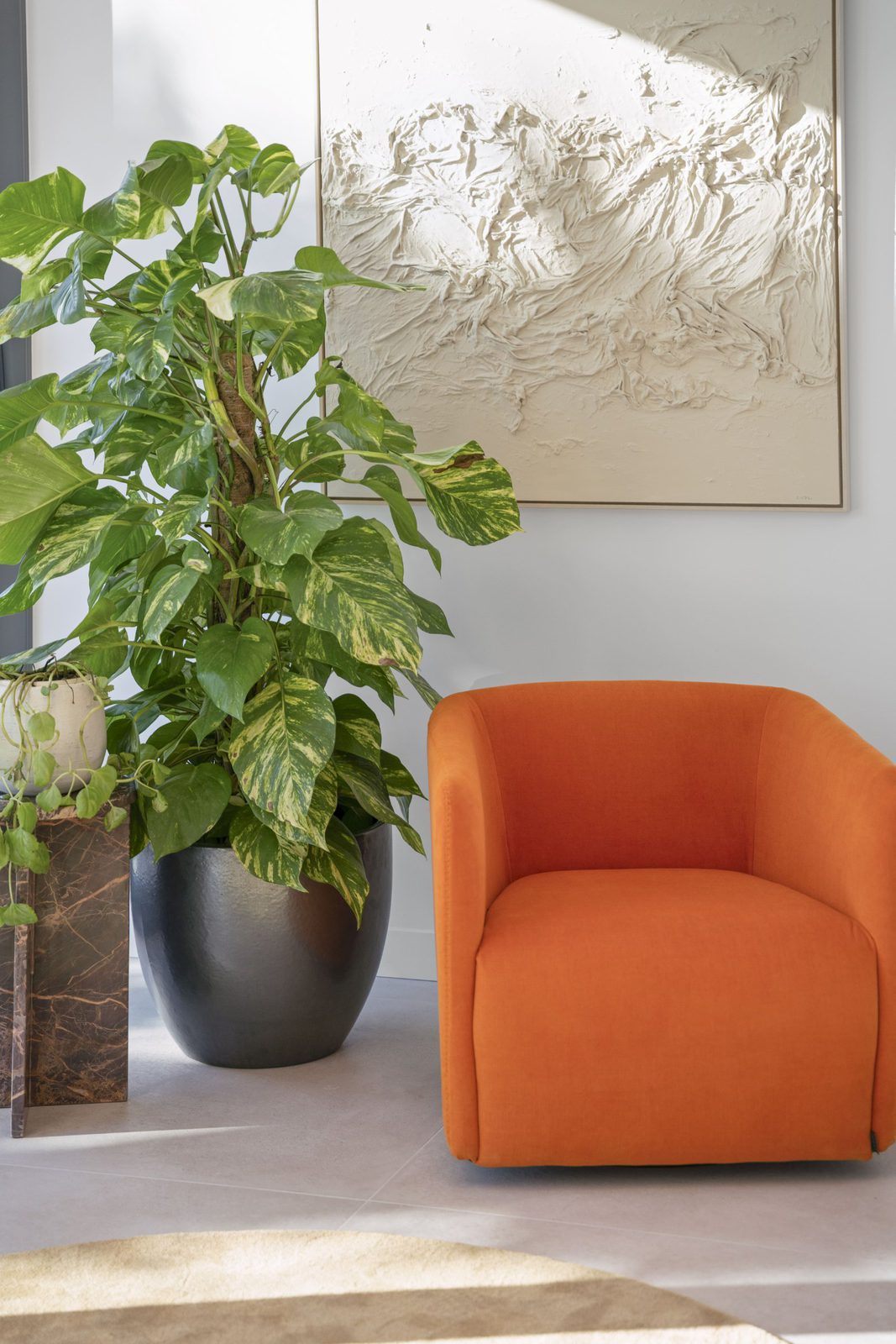 Stylish interior design with a vibrant armchair and lush greenery in a 4-bedroom villa in Benidorm - The Estates