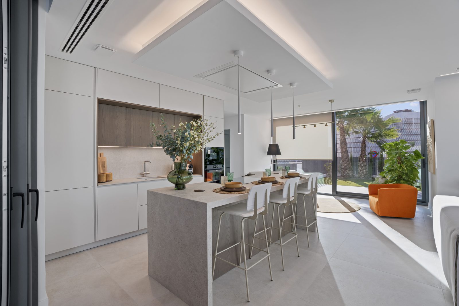 Modern kitchen island with views of a garden in a 4-bedroom villa in Benidorm - The Estates