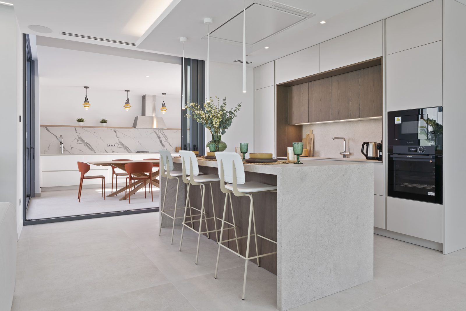 Modern kitchen with island seating in a 4-bedroom villa in Benidorm - The Estates
