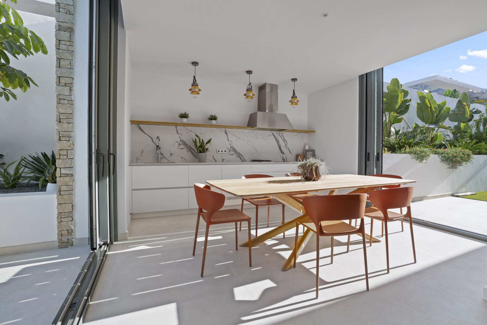 Modern kitchen and dining area with outdoor views of a 4-bedroom villa in Benidorm - The Estates
