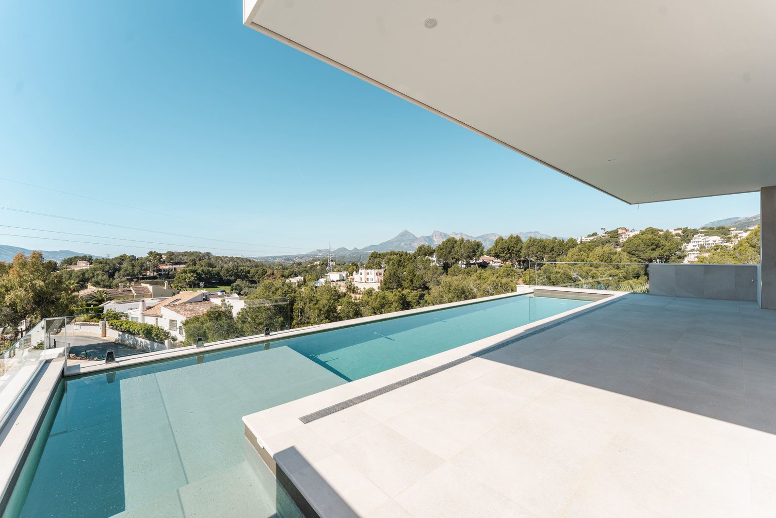 A stunning infinity pool overlooking sea and golf views from a 5-bedroom villa in Altea - The Estates