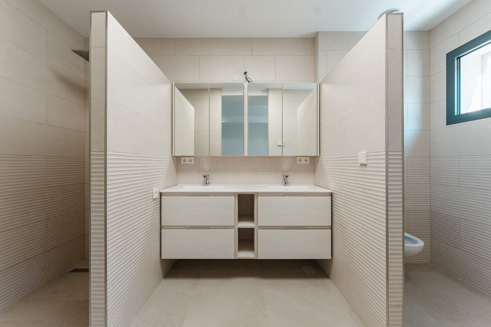 Modern bathroom with double vanity in a 5-bedroom villa in Altea - The Estates