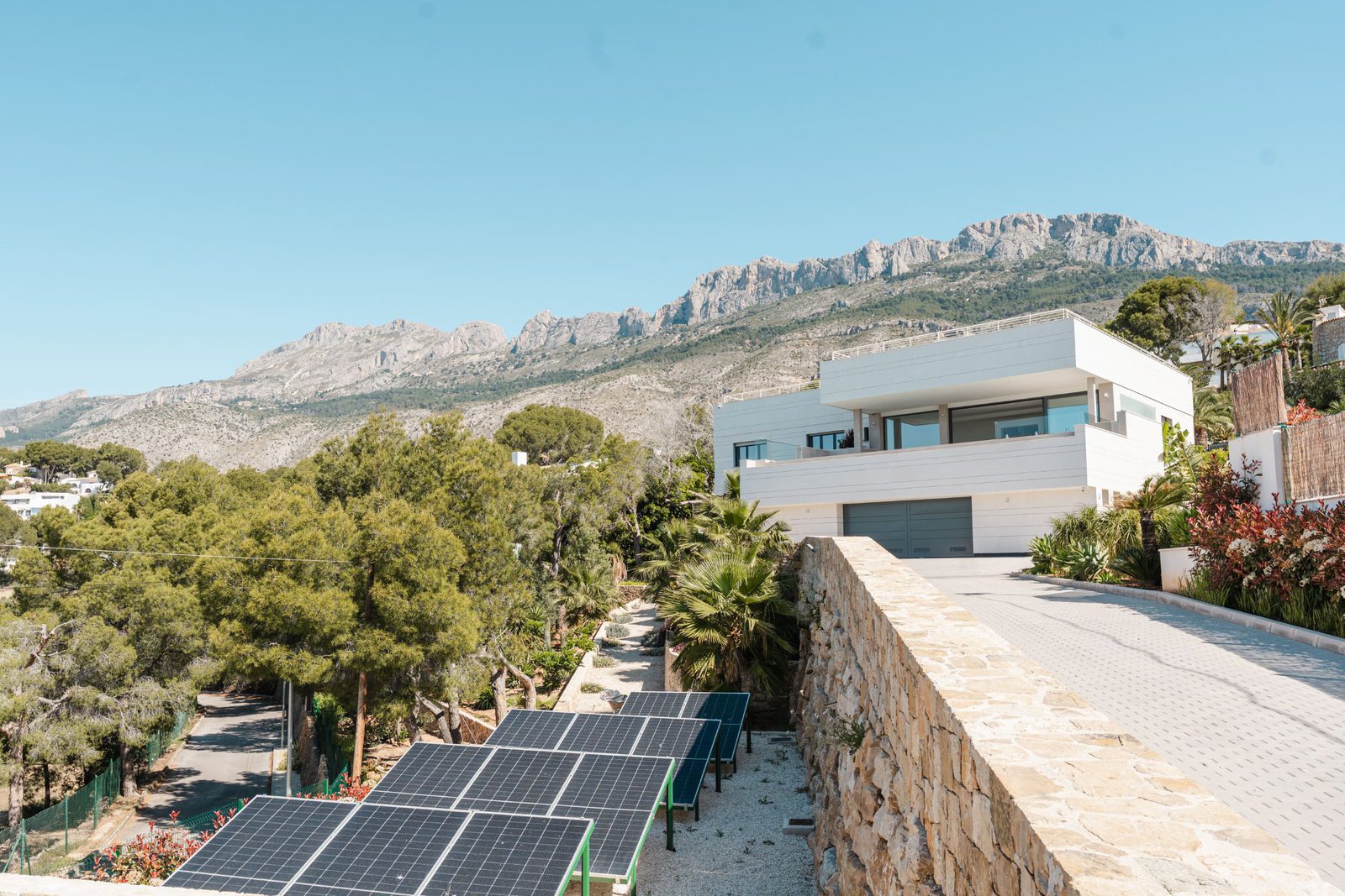 A modern villa with mountain views and solar panels, a 5-bedroom villa in Altea - The Estates