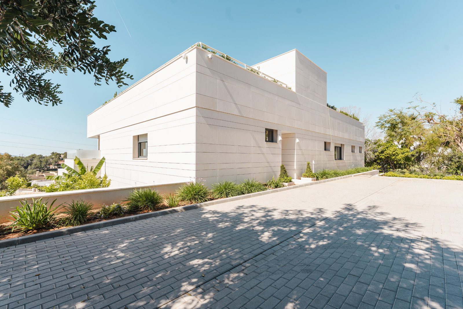 Exterior view of a modern 5-bedroom villa with sea and golf views in Altea - The Estates