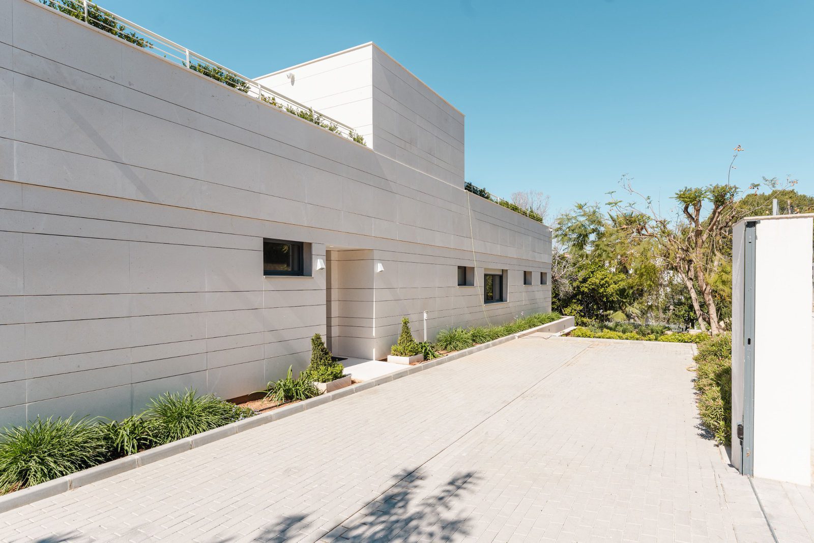 Exterior view of a modern 5-bedroom villa in Altea - The Estates