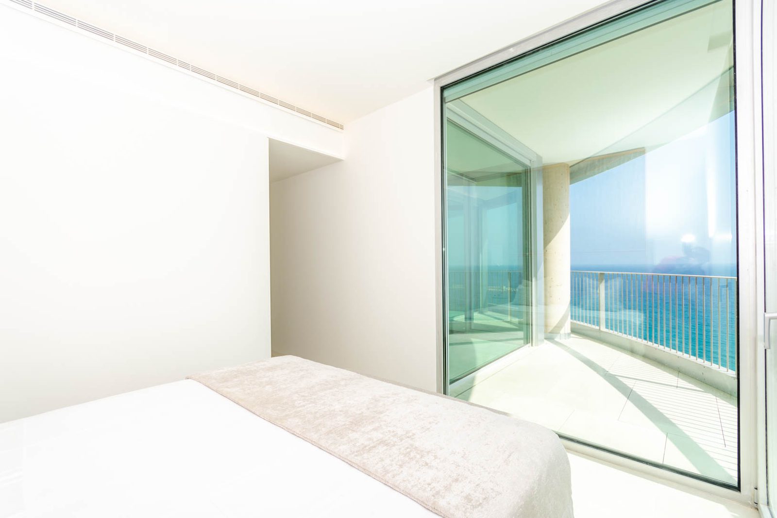 Bright bedroom with panoramic sea views from a 4-bedroom apartment in Calpe - The Estates