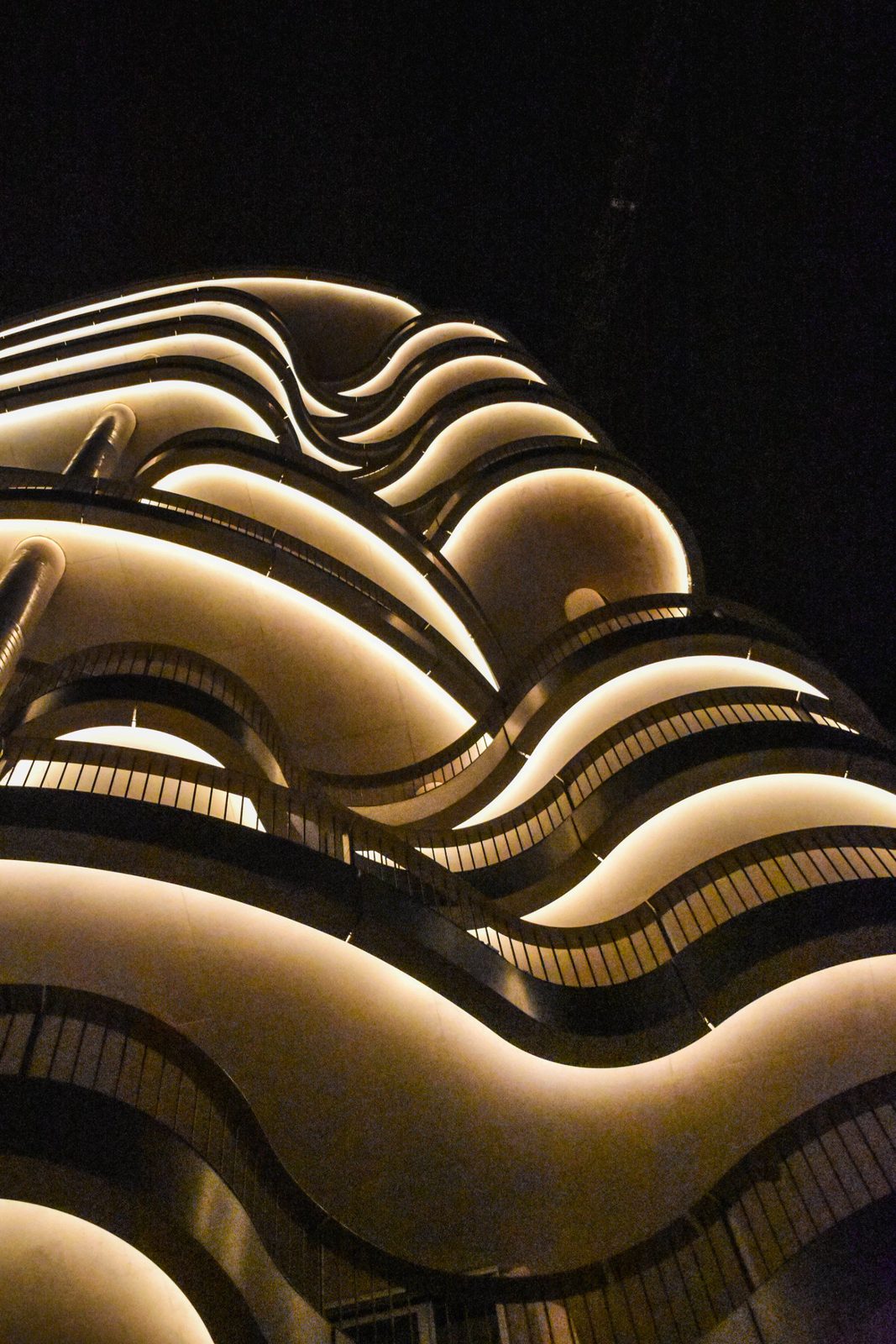 Night view of a modern 4-bedroom apartment in Calpe with illuminated architecture - The Estates