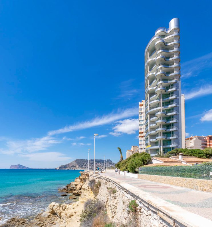 Panoramic sea and mountain views from a 4-bedroom apartment in Calpe - The Estates