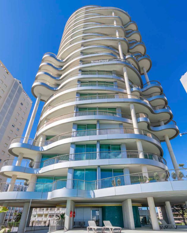 Modern apartment building with sea and mountain views of a 4-bedroom apartment in Calpe - The Estates