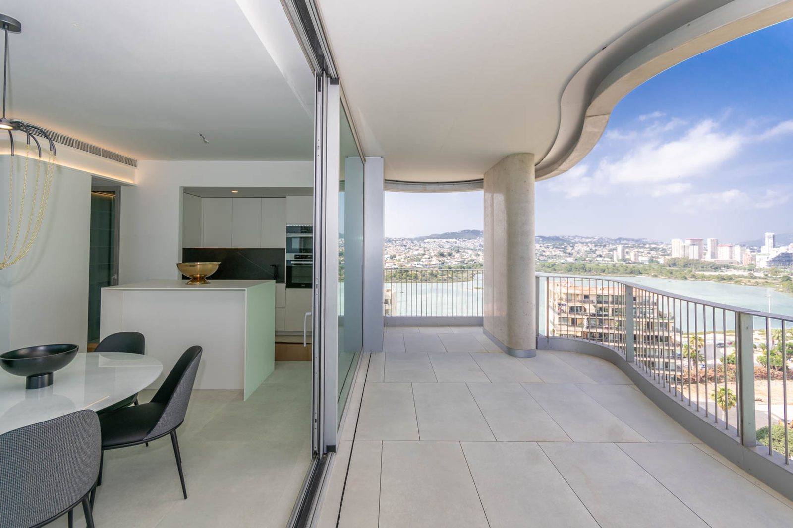 Modern kitchen and balcony with panoramic sea and city views of a 4-bedroom apartment in Calpe - The Estates