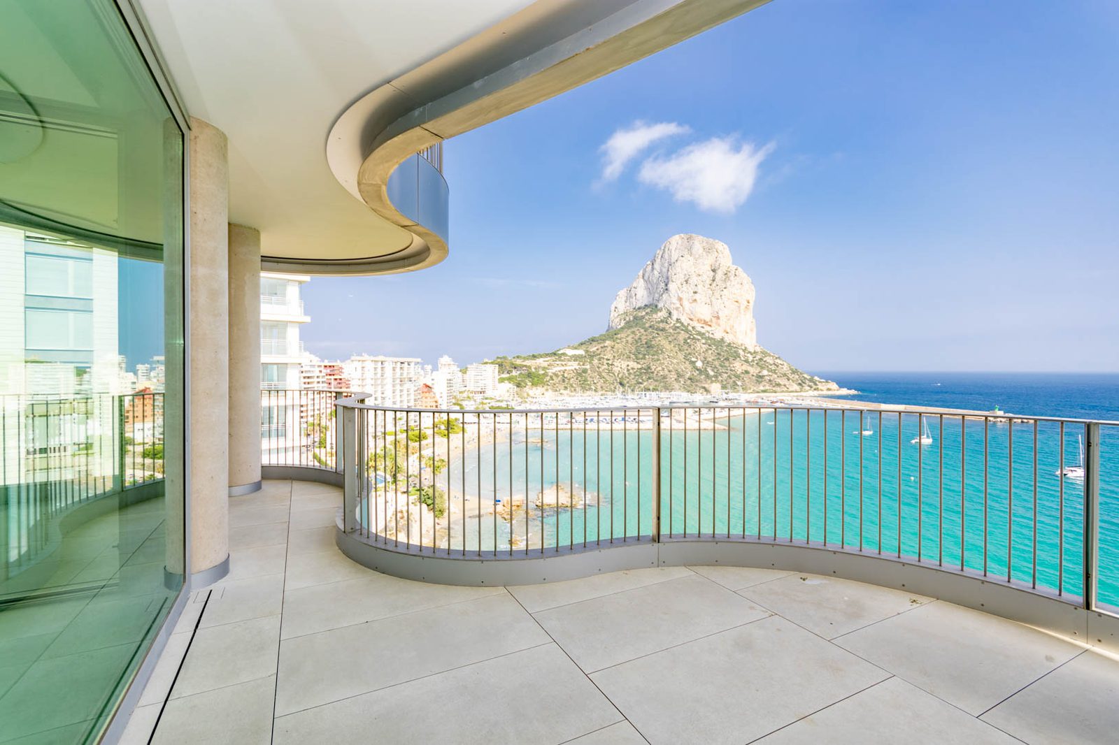Panoramic sea and mountain views from a 4-bedroom apartment in Calpe - The Estates