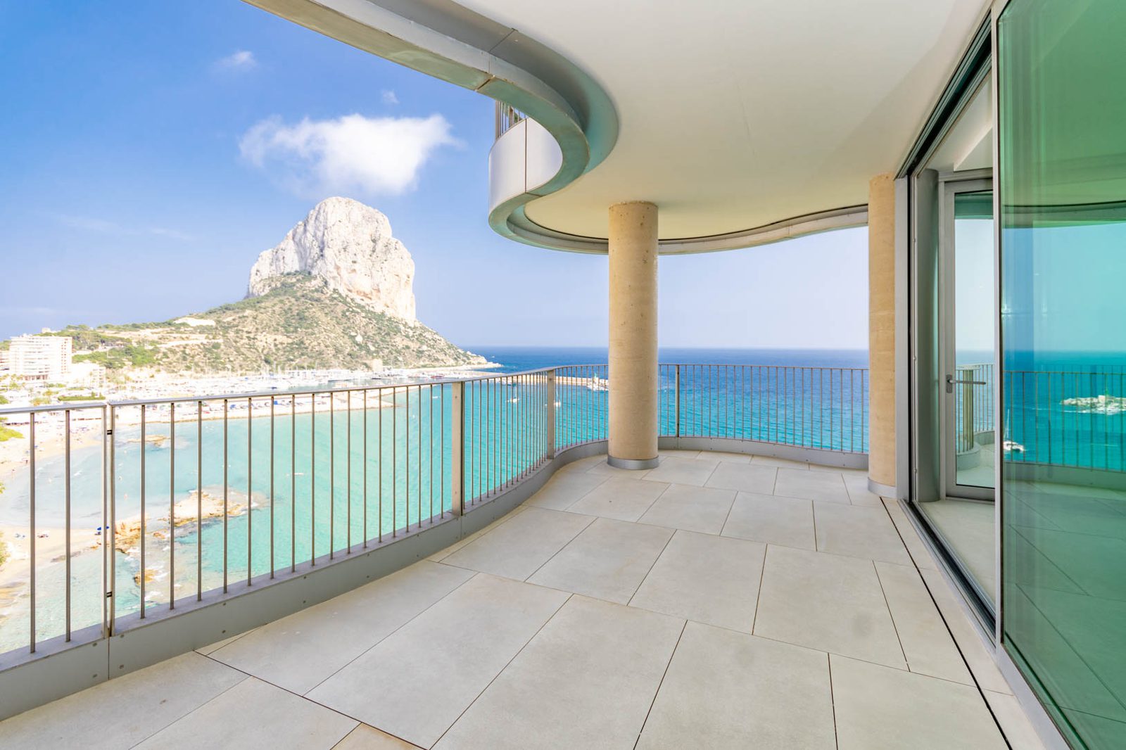 Panoramic sea and mountain views from a 4-bedroom apartment in Calpe - The Estates