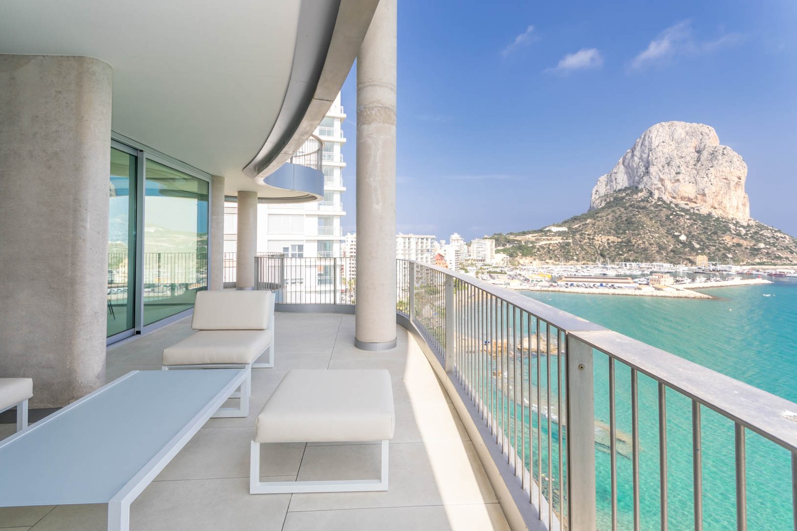 Balcony with sea and mountain views of a 4-bedroom apartment in Calpe - The Estates