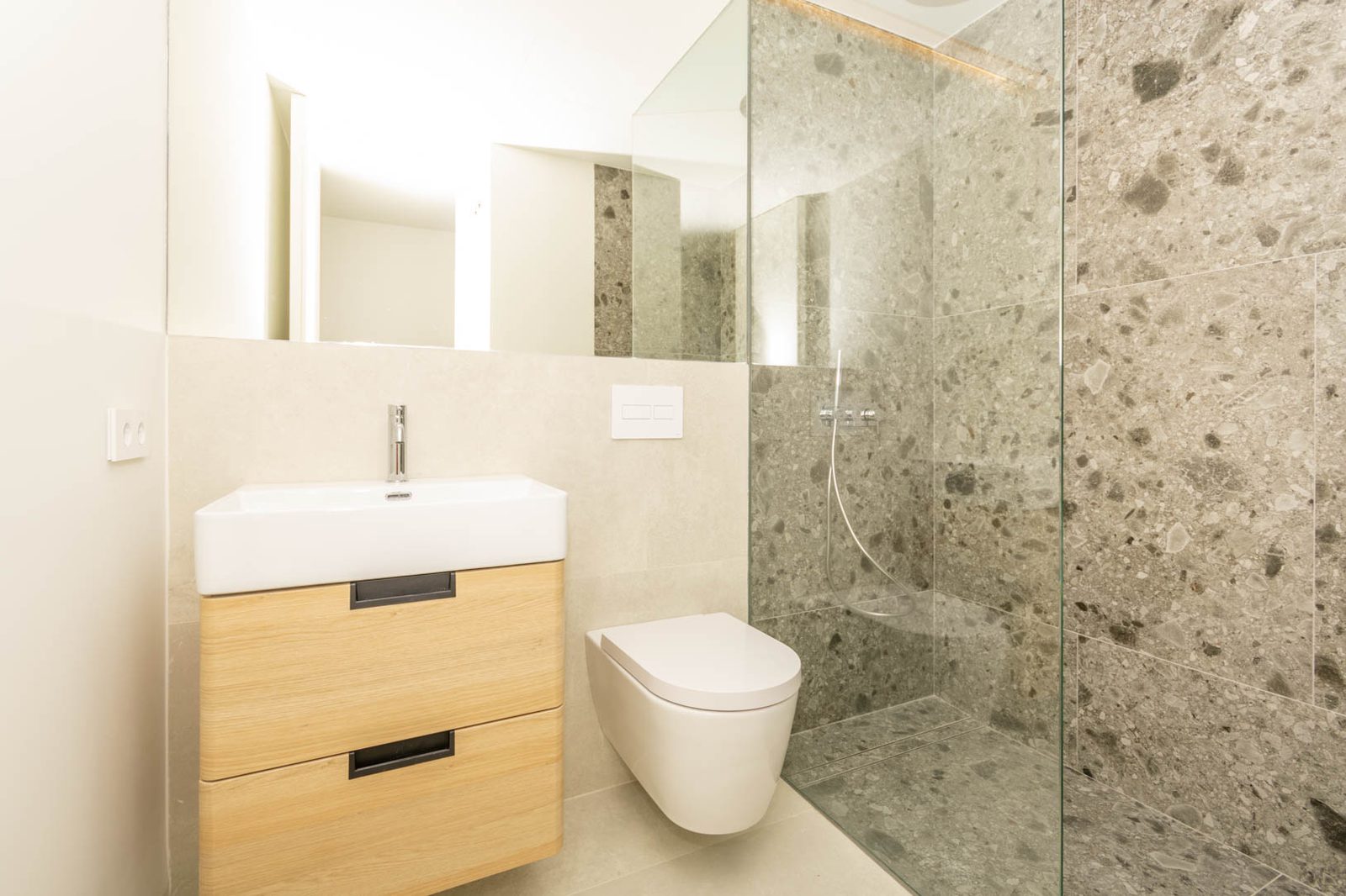 Modern bathroom with walk-in shower in a 4-bedroom apartment in Calpe - The Estates