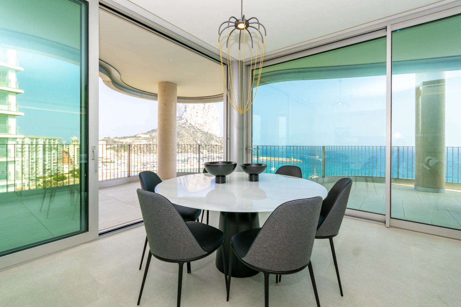 Elegant dining area with panoramic sea and mountain views in a 4-bedroom apartment in Calpe - The Estates