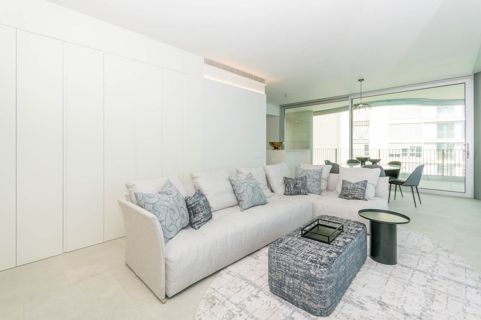 Stylish living room with sea views of a 4-bedroom apartment in Calpe - The Estates