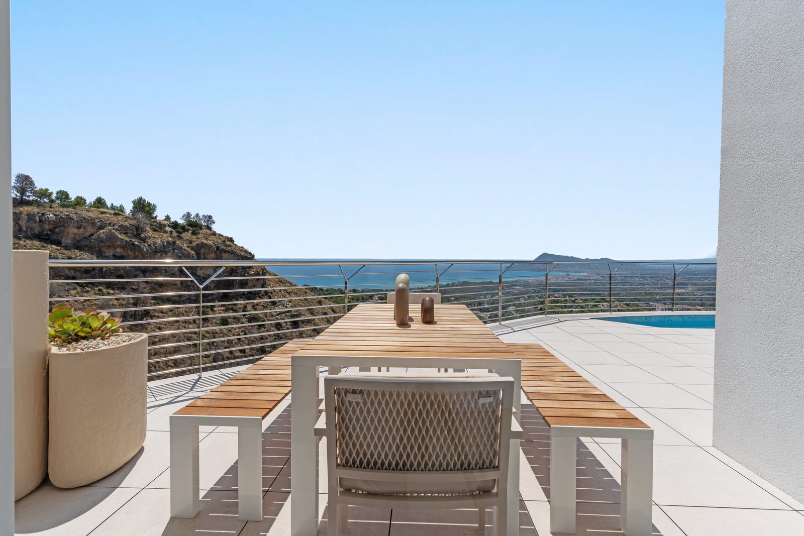 Outdoor dining area with panoramic sea and mountain views of a 4-bedroom villa in Altea - The Estates