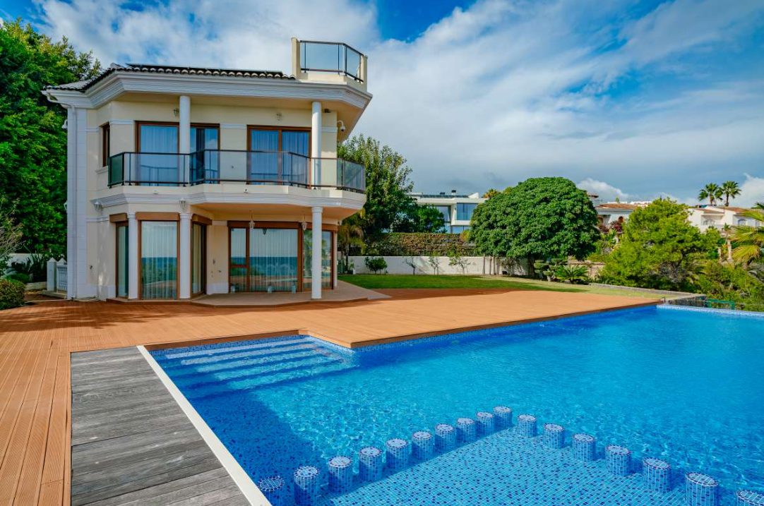 A luxurious villa with a pool and sea views in Calpe - The Estates