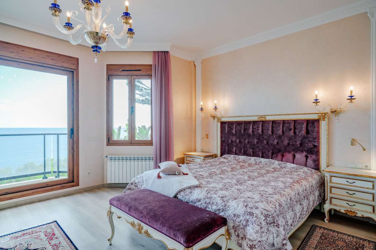 Elegant bedroom with sea views inside a 6-bedroom villa in Calpe - The Estates