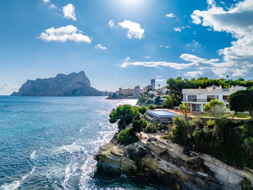 Panoramic sea view of a 6-bedroom villa in Calpe, with the iconic Penon de Ifach in the background - The Estates