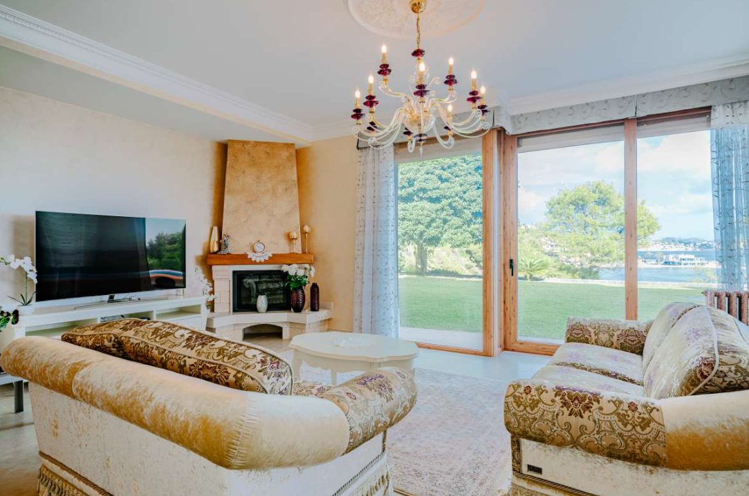 Elegant living room with sea views of a 6-bedroom villa in Calpe - The Estates