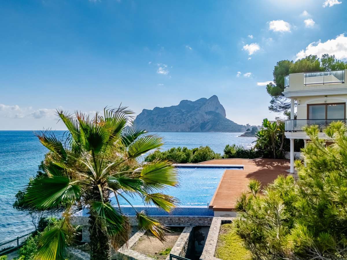 Panoramic sea view and a pool with lush greenery surrounding a 6-bedroom villa in Calpe - The Estates