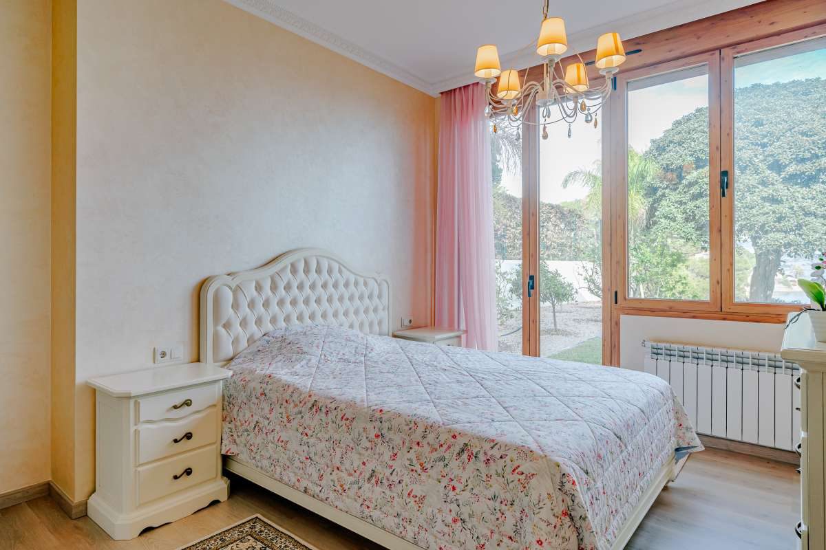 A bright bedroom with sea views in a 6-bedroom villa in Calpe - The Estates