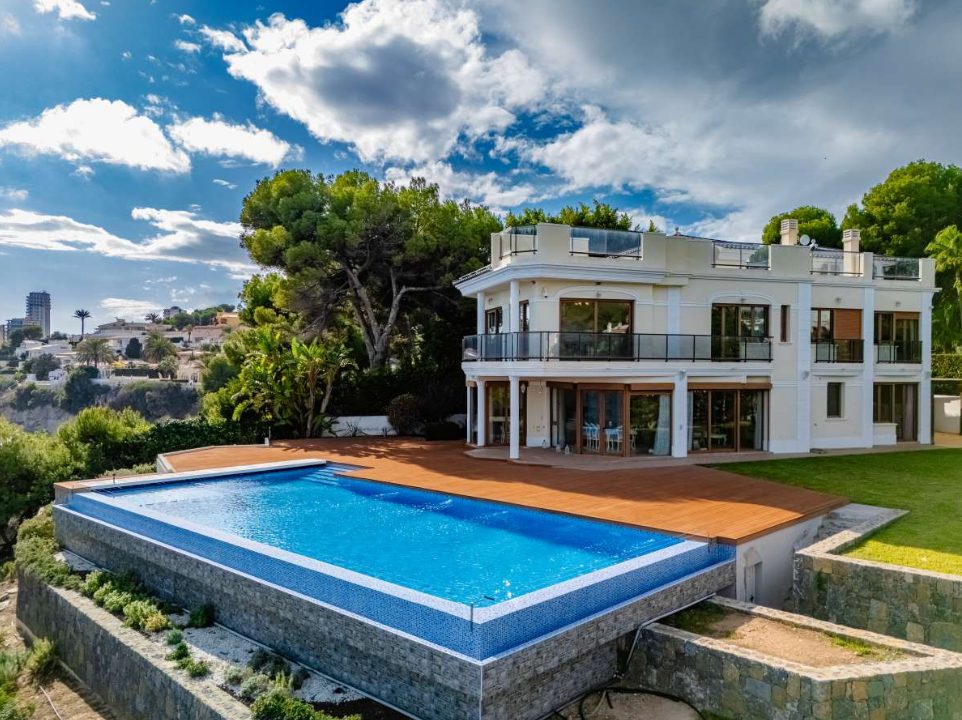 A stunning villa with a pool and sea views in Calpe - The Estates
