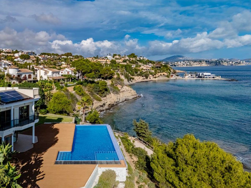 Panoramic sea views and a pool overlooking the coastline of a 6-bedroom villa in Calpe - The Estates