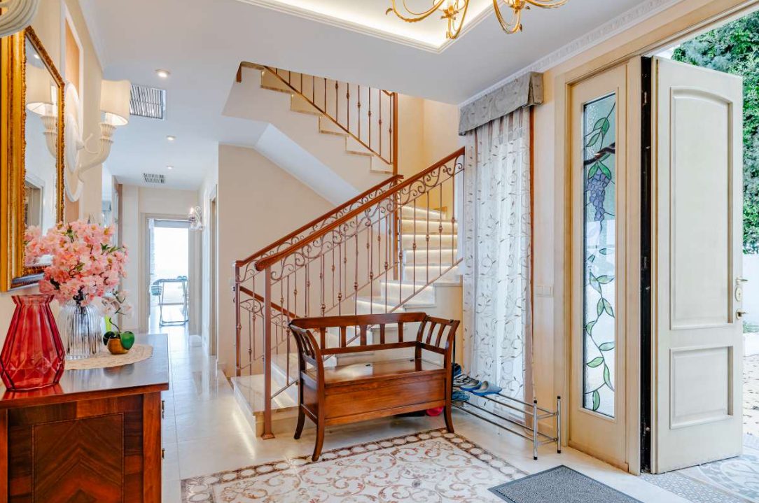 Elegant entrance hall with staircase and decorative details of a 6-bedroom villa in Calpe - The Estates