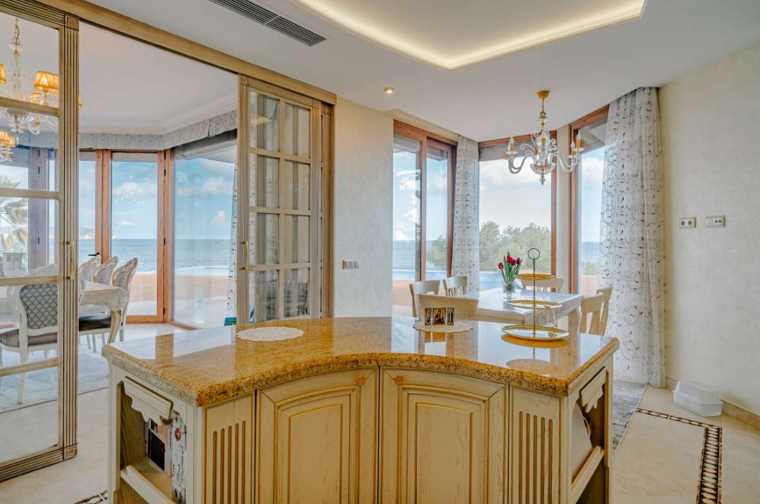 Elegant kitchen with sea views and stylish furnishings in a 6-bedroom villa in Calpe - The Estates