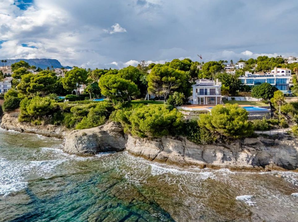 Panoramic sea views and lush gardens surrounding a 6-bedroom villa in Calpe - The Estates