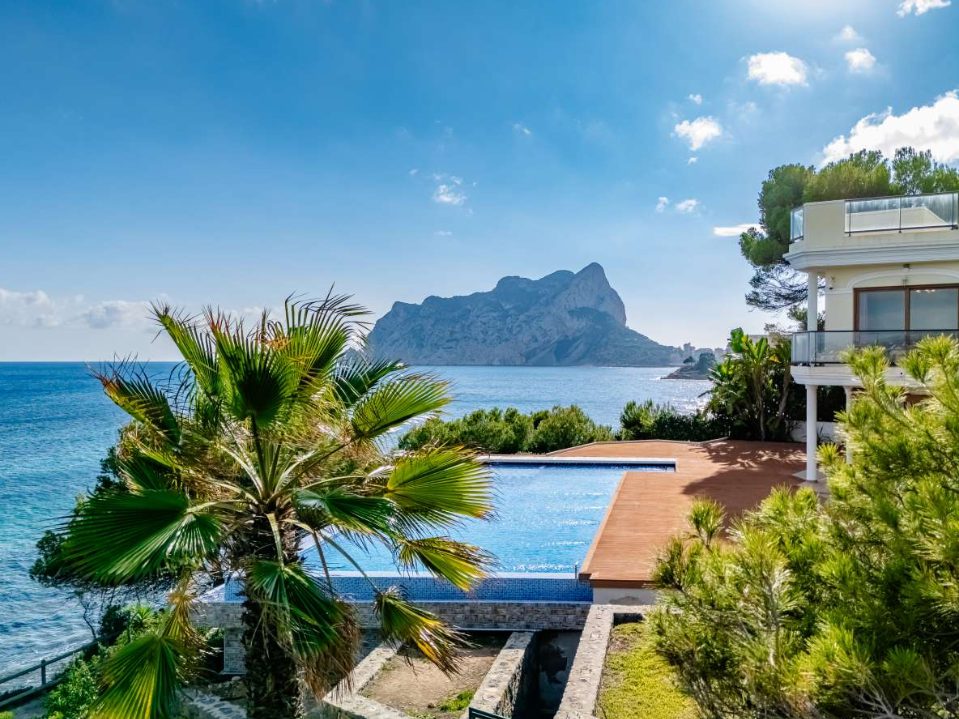 Panoramic sea view and pool area of a 6-bedroom villa in Calpe - The Estates