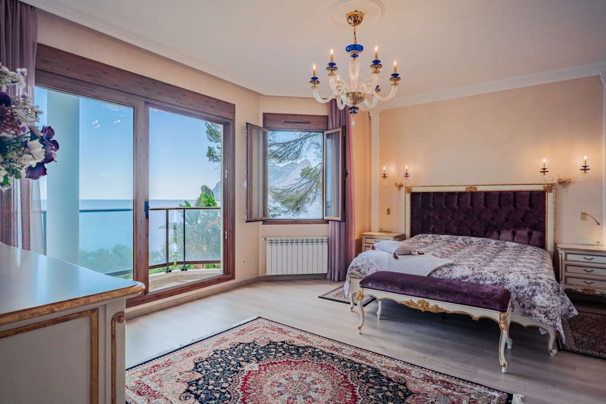 Elegant bedroom with sea views in a 6-bedroom villa in Calpe - The Estates