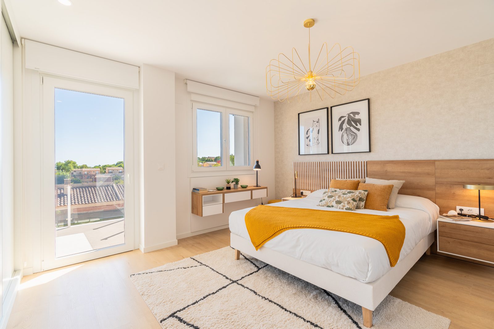 A bright bedroom with city and sea views in a 4-bedroom townhouse in La Nucía - The Estates