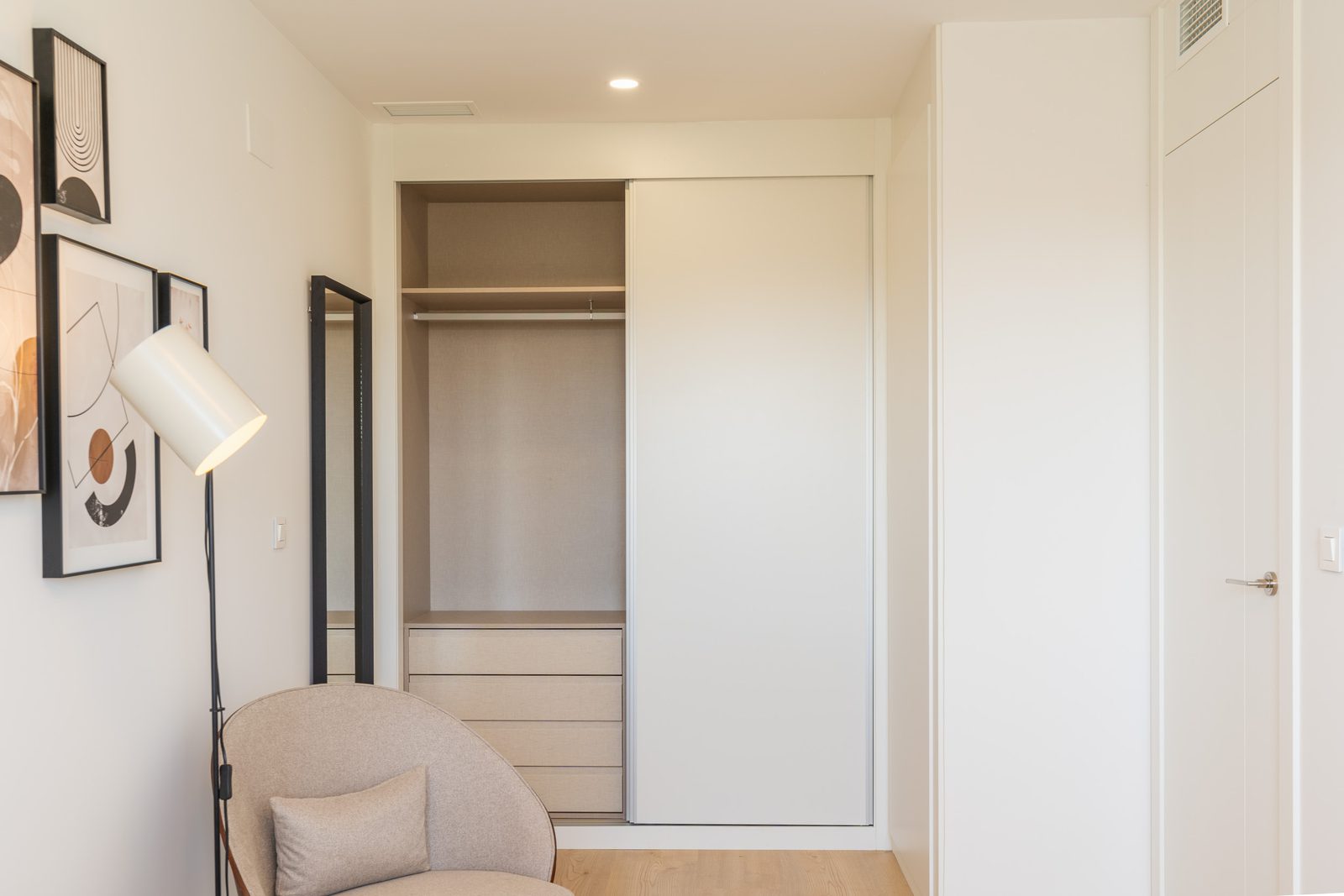 A modern bedroom with built-in wardrobes of a 4-bedroom townhouse in La Nucía - The Estates