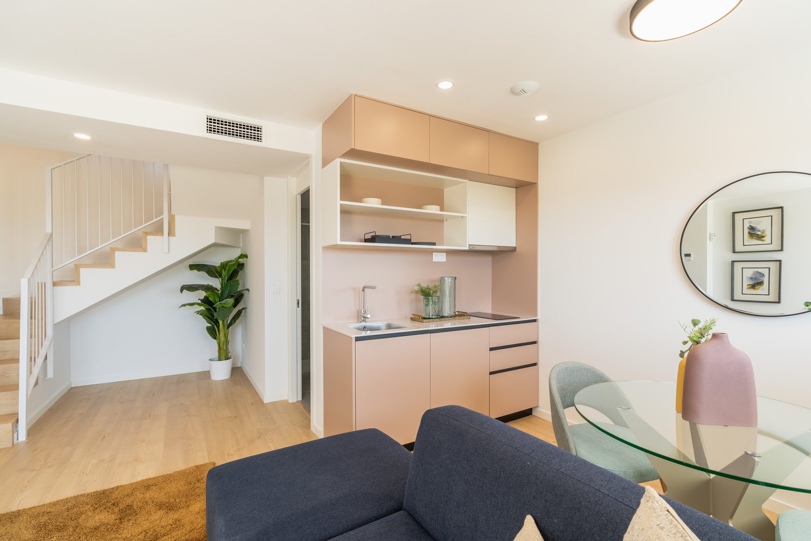 Stylish interior with a kitchenette and dining area in a 4-bedroom townhouse in La Nucía - The Estates