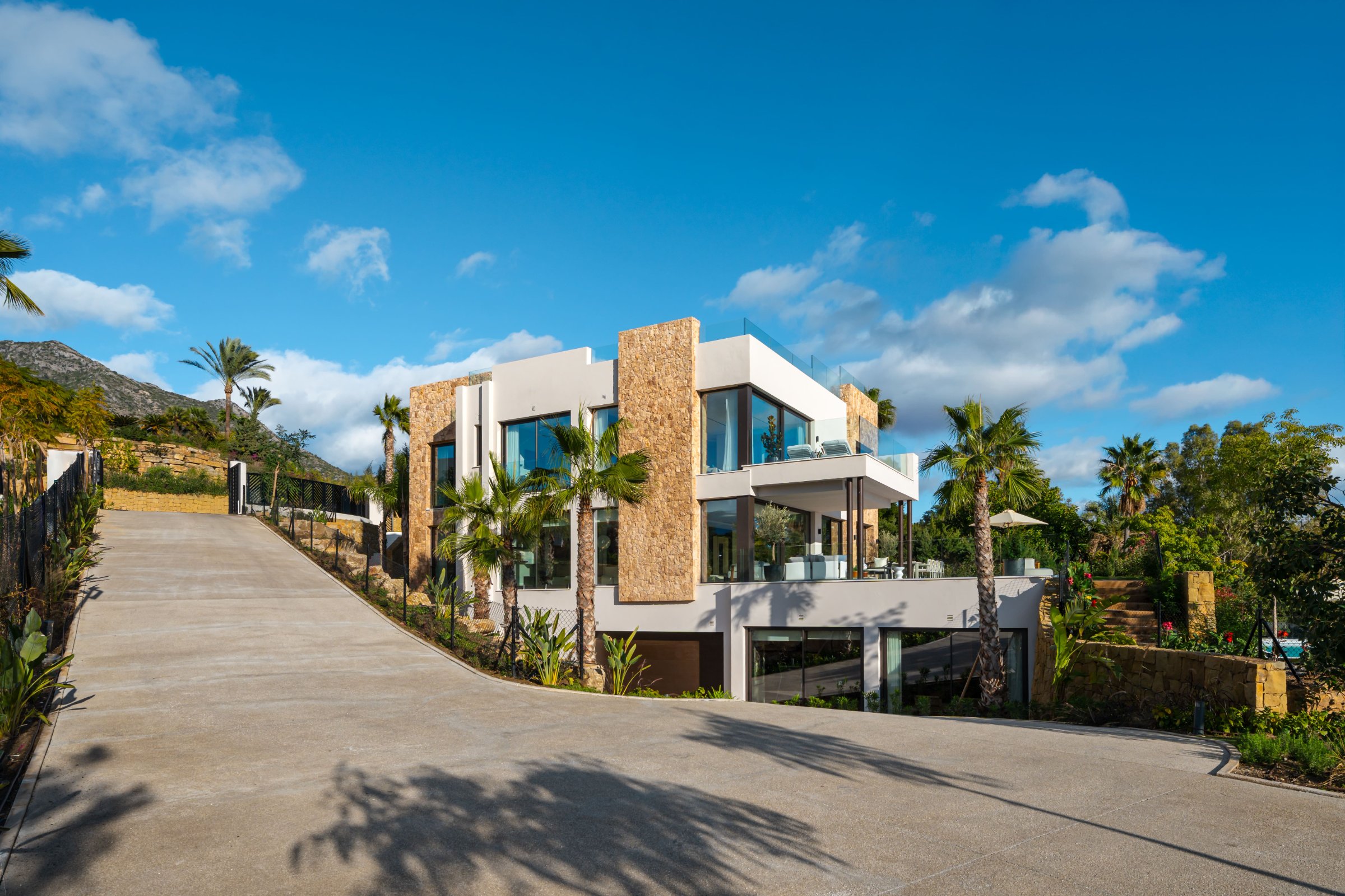 5-bed Villa in Málaga — Exclusive Luxury Villa in Marbella Hill Club, photo 2