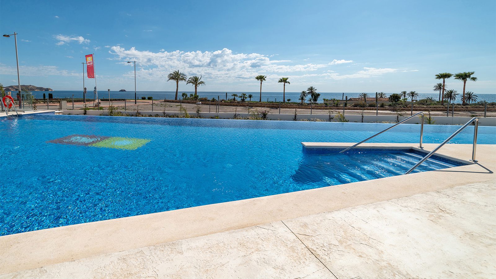 A swimming pool and jacuzzi with sea views of a 2-bedroom bungalow in Pulpí - The Estates