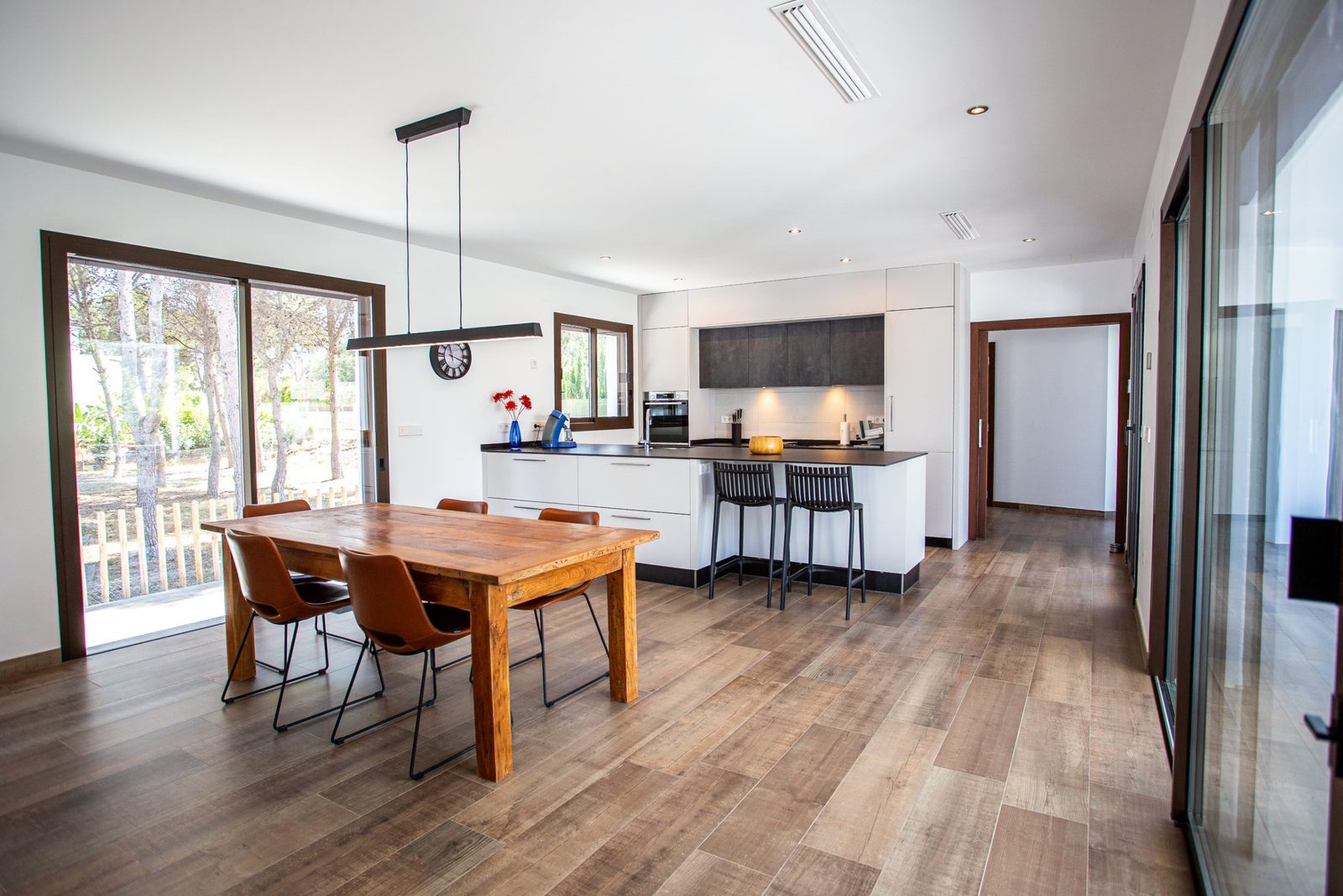 Modern kitchen and dining area of a 3-bedroom villa in Javea - The Estates