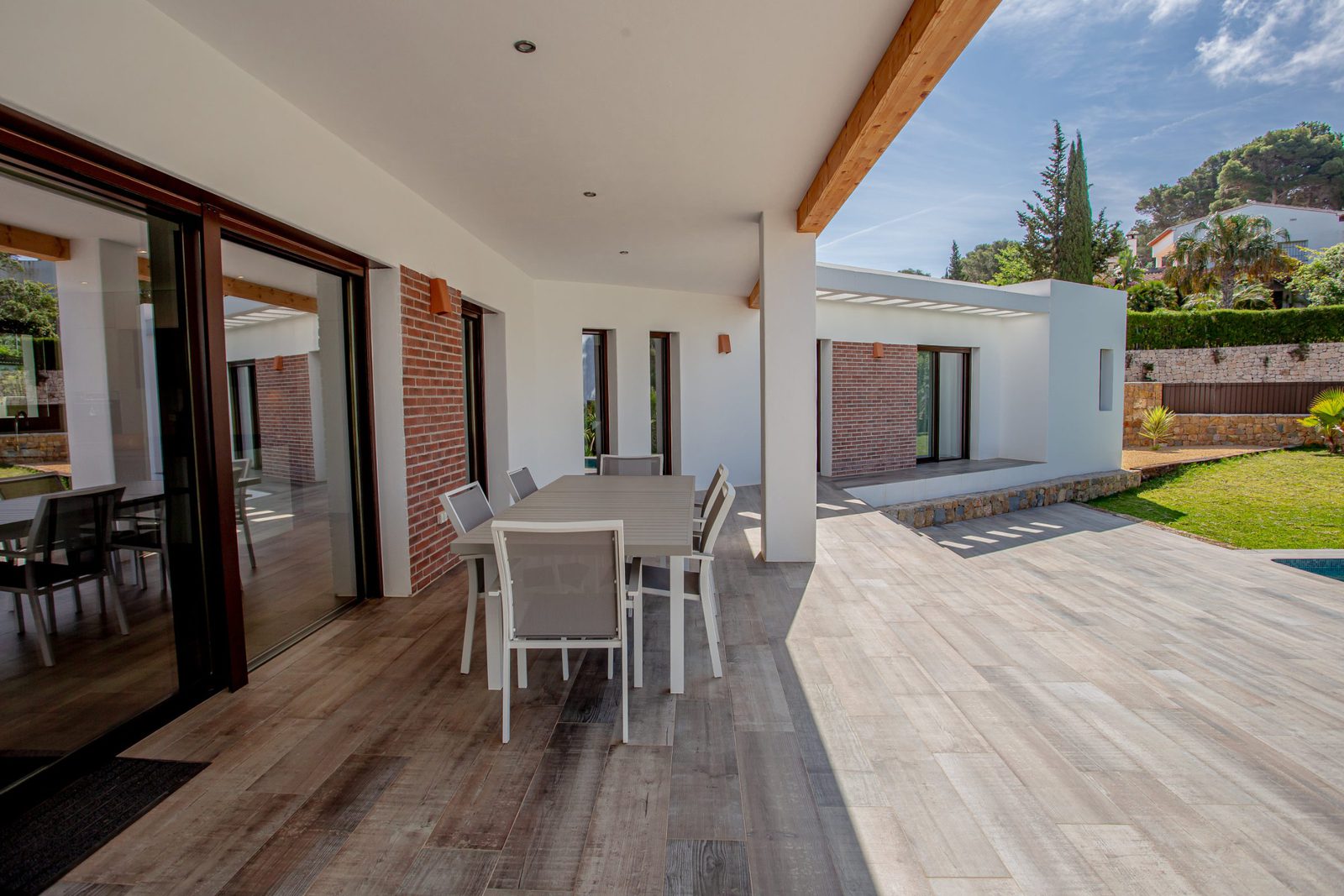 Outdoor dining area with a garden view of a 3-bedroom villa in Javea - The Estates